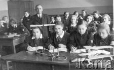 Lekcja chemii z profesorem Stanisławem Majem (zamordowany w Katyniu).