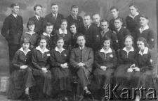 Władysław Borek (zamordowany w Starobielsku), nauczyciel w pleszewskim gimnazjum, w otoczeniu uczni&oacute;w.