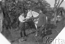 Dwaj żołnierze WP z koniem, prawdopodobnie z lewej stoi Marian Bielecki, zamordowany w Starobielsku.