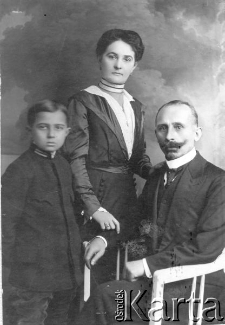 Eugeniusz Strzelecki, naczelnik poczty w Kutach z żoną Marią, nauczycielką i synem Jerzym (zamordowany w Starobielsku).