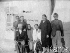 Rodzina Jazowieckich deportowana z Pustomyt do Kirgizji, siedzą od lewej: Paweł Jazowiecki z żoną Rozalią, stoją córki Maria i Janina, pozostałe osoby to panie: Figiel i Piernacka (?) oraz pan Cukierberg.