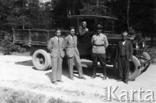 Teren magazyn&oacute;w amunicyjnych w Hołosku, obok samochodu (w wojskowym mundurze) stoi starszy sierżant Roman Ciupak, pirotechnik. Aresztowany jesienią 1939 przez NKWD w Rząśni Polskiej, zaginął.