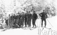 Kurs narciarski dla oficerów WP, siódmy z prawej stoi porucznik 70 pp w Pleszewie Jan Pałys; zamordowany w Starobielsku.
