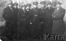 Pierwszy z prawej stoi Teodor Swoboda, posterunkowy Policji Państwowej; więzień Ostaszkowa zamordowany w Kalininie.