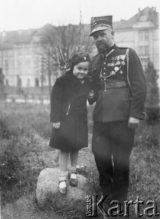 Kapitan Franciszek Ogarek, w 1939 r. kwatermistrz 2 Dywizjonu Żandarmerii (prawdopodobnie zamordowany przez NKWD); na zdjęciu wraz z córką Halinką.