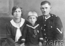 Funkcjonariusz Policji Państwowej Nowak (zaginiony podczas II wojny), na zdjęciu z żoną i synem Bronisławem (prawdopodobnie wywiezieni do Archangielska, również zaginęli).