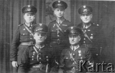 Funkcjonariusze Policji Państwowej, w środku stoi Franciszek Morawiec; zamordowany w Kalininie.