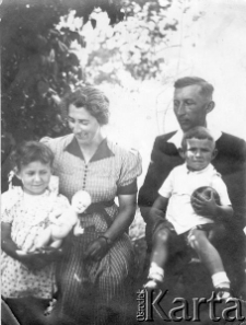 Feliks Sokołowski, por. rez., nauczyciel (zamordowany w Katyniu), na zdjęciu z żoną Zofią i dziećmi Barbarą i Andrzejem.