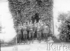 Grupa żołnierzy KOP przed budynkiem strażnicy (prawdopodobnie) przy granicy polsko-czechosłowackiej, na zdjęciu m.in. Stefan Kasprzak.