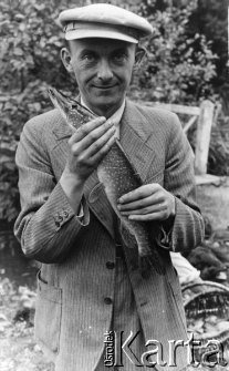 Jan Szaniawski (w latach 1944-45 więzień obozu Jogła-Borowicze) ze złowionym szczupakiem.