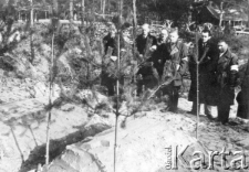 Uczestnicy pogrzebu (członkowie komisji PCK i brat zamordowanego Stanisław Smorawiński, przywieziony do Katynia przez Niemców) modlą się nad grobami indywidualnie pochowanych generałów: Mieczysława Smorawińskiego i Bohatyrewicza (po ekshumacji i identyfikacji dokonanej przez Niemców po zajęciu Smoleńska i Katynia). Groby generałów zostały zniszczone przez Rosjan po wycofaniu się wojsk niemieckich.