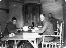 Żołnierski posiłek, pierwszy z prawej siedzi Zdzisław Garbusiński, w okresie międzywojennym przewodniczący Sądu Rejonowego w Nowym Sączu, zamordowany w 1940 na Ukrainie.