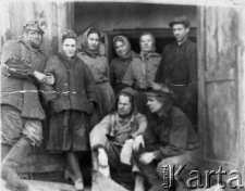 Górnicy-zesłańcy z kopalni węgla na Arkachale, pierwszy z lewej stoi Bolesław Kasjan.