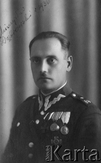 Portret Mieczysława Dąbrowskiego w wojskowym mundurze, z medalami. M. Dąbrowski był aresztowany przez NKWD pod koniec września 1939, zginął w Katyniu.