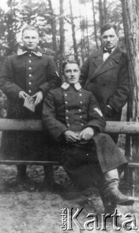 Szczepan Morawski, starszy przodownik policji (zaznaczony krzyżykiem) w lesie wraz z kolegami z pracy; w 1939 r. aresztowany przez NKWD, zamordowany w Kalininie.