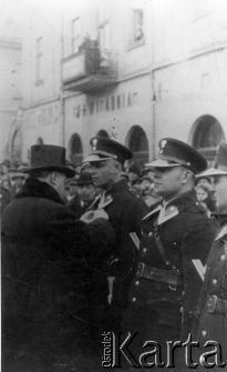 Szczepan Morawski, starszy przodownik Policji, zamordowany w Kalininie; na zdjęciu podczas uroczystego wręczania odznaczeń.