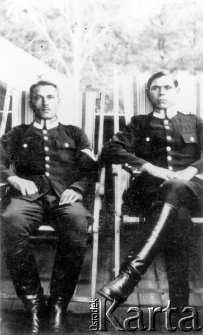 Szczepan Morawski, starszy przodownik Policji, aresztowny przez NKWD i zamordowany w Kalininie; na zdjęciu siedzi z lewej, obok jego kolega z pracy.