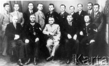 Pracownicy Komendy Wojewódzkiej Policji, drugi z lewej siedzi Szczepan Morawski, starszy przodownik; we wrześniu 1939 r. aresztowany przez NKWD, zamordowany w Kalininie.