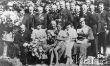 Pracownicy Komendy Wojewódzkiej Policji z rodzinami, zaznaczony krzyżykiem starszy przodownik Szczepan Morawski, aresztowany przez NKWD w 1939 r. i zamordowany w Kalininie.