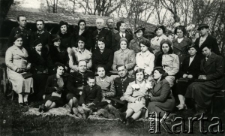 Zjazd Rodziny Policyjnej: członków i członkiń Zarządu z województwa tarnopolskiego, pierwsza z lewej siedzi Helena Pardela, stoi za nią jej mąż Julian, zastępca komendanta policji w Skałacie, zamordowany w Kalininie w 1940 r.