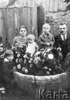 Starszy sierżant policji Jan Zieliński z żoną Adelą i dziećmi: Władysławą, Heleną i Kazimierzem, pozują do fotografii stojąc za gazonem z kwiatami. Jan Zieliński został zamordowany w Kalininie, jego żonę z dziećmi deportowano w 1940 r. do Kazachstanu.