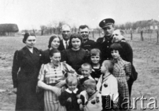 Rodzina Zielińskich z przyjaciółmi, z lewej stoi Aniela Zielińska, w środku bez czapki Jan Zieliński, starszy sierżant policji; w sukience w paski Maria Rzeniecka, także żona policjanta (razem z Anielą Zielińską i jej dziećmi wywieziona do Kazachstanu); z przodu w sukience z białym kołnierzykiem stoi Władysława Zielińska, za nią jej brat Kazimierz i starsza siostra Helena; pozostałe osoby NN.