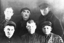 Więźniowie łagru rolniczego "Sacco i Vanzetti", w środku na dole siedzi Stanisław Refiak, za nim stoi Stanisław Kolejarz z Katowic; pozostali mężczyźni NN.