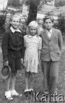Rodzeństwo Panasiuków po powrocie z ZSRR, podczas pobytu w domu dziecka, od lewej stoją: Antoni, Seweryna i Józef.