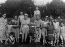 Personel i podopieczni domu dziecka podczas kąpieli w rzece, w środku pomiędzy wychowawcami stoi Seweryna Panasiuk, repatriowana wraz z braćmi w 1946 r. z terytorium ZSRR.