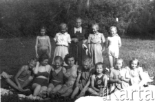 Personel i grupa dziewczynek z domu dziecka podczas wypoczynku na łące, druga od lewej stoi Seweryna Panasiuk, repatriowana wraz z braćmi w 1946 r. z terytorium ZSRR.