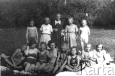 Personel i grupa dziewczynek z domu dziecka podczas wypoczynku na łące, druga od lewej stoi Seweryna Panasiuk, repatriowana wraz z braćmi w 1946 r. z terytorium ZSRR.