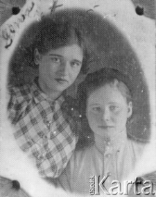 Genowefa Gil, deportowana na Syberię w lutym 1940 r., wyszła za mąż za Rosjanina, od 1943 r. pracowała w zakładach zbrojeniowych, prawdopodobnie w fabryce prochu, zaginiona w 1946 r., na zdjęciu w kraciastej bluzce, obok koleżanka z fabryki.