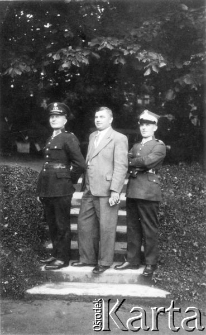 Trzej funkcjonariusze Policji Państwowej na schodkach w parku, pierwszy z lewej stoi Józef Grefka; zamordowany w Kalininie.