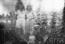 Józef Grefka, policjant zamordowany w Kalininie, na zdjęciu z rodziną: żoną Julianną i córką Janiną.