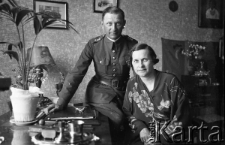 Kapitan WP Stanisław Owsianny, służący w sztabie w Częstochowie, zamordowany w Katyniu; na zdjęciu z żoną w swoim mieszkaniu.