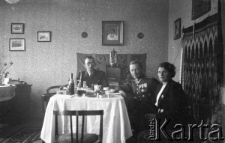 Przy zastawionym stole siedzą od lewej: ppor. rezerwy Janusz Owsianny; kpt. WP Stanisław Owsianny i jego żona.