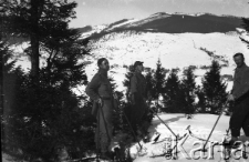 Trzej mężczyźni na nartach, pierwszy z prawej stoi Stanisław Owsianny, kpt. WP służący w częstochowskim sztabie; w tle panorama gór.