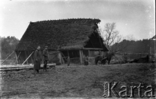 Kilku mężczyzn przed rozwalającą się stodołą, pierwszy z lewej w wojskowym szynelu stoi Stanisław Owsianny, kapitan WP służący w częstochowskim sztabie, obok jego brat Janusz Owsianny, ppor. rezerwy WP.