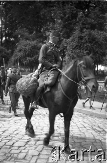 Na koniu, podczas wojskowej parady, jedzie Stanisław Owsianny kapitan WP służący w częstochowskim sztabie; zamordowany w Katyniu.