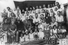 Personel ochronki wraz z dziećmi przed wyjazdem do Persji, stoi z prawej zaznaczony strzałką inż. Czesław Szacki.