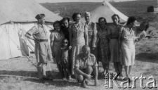 Grupa polskich kobiet, które miały wyjechać do Anglii, z lewej w wojskowym mundurze stoi Gębara, w tle namioty.