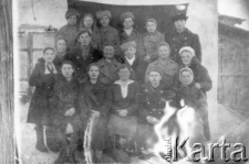 Grupa osób zesłanych do wsi Toboł, w środku siedzi Katarzyna Fekier; zdjęcie z lat 1940-45.