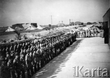 Angielski generał wizytuje 3. Junacką Szkołę Mechaniczną; zdjęcie z lat 1942-43.