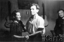Spotkanie byłych łagierników na zesłaniu - Natalia Zarzycka tańczy z Edwardem Muszyńskim.