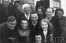 Polscy zesłańcy przed domem pp. Weber&oacute;w; stoją od g&oacute;ry: Wiktor Korzystko, kobieta NN, Edward Wojtkiewicz (z bandażem na głowie), kobieta NN, mężczyzna NN, Maria Kwiatkowska, Olgierd i Natalia Zarzyccy, Michał Tatarzycki, Barbara Dudycz i Wanda Kiałka.