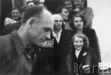 Przed domem pp. Weber&oacute;w na Rudniku stoją od g&oacute;ry: Hanna Grzywacz, Maria Kwiatkowska, Edward Muszyński, Edward Wojtkiewicz (z obandażowaną głową), Barbara Dudycz.