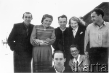 Grupa polskich zesłańc&oacute;w, stoją od lewej: Wiktor Korzystko, Maria Kwiatkowska, Michał Tatarzycki, Barbara Dudycz, Stanisław Kuźma, na dole Bronisława Kutiuk i mężczyzna NN.