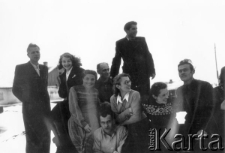 Grupa polskich zesłańców, od lewej: Stanisław Kiałka, Barbara Dudycz, Maria Kwiatkowska, Franciszek Sitnik, Stanisław Kuźma, Bronisława Kutiuk, mężczyzna NN, Natalia i Olgierd Zarzyccy.