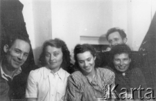 Polacy zwolnieni z łagrów Workuty, w środku siedzą: Hanna Grzywacz i Natalia Zarzycka.