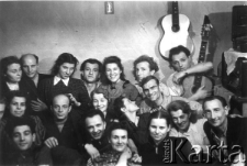 Polacy po zwolnieniu z łagrów; w pierwszym rzędzie od prawej siedzą: Wiktor Jagoda, Bronisława Kutiuk, Jadwiga Augusewicz, Jadwiga Kulczycka, Michał Tatarzycki, mężczyzna NN; w drugim rzędzie od lewej: Wanda Kozłowska, Władysław Kulczycki, Barbara Dudycz, Natalia i Olgierd Zarzyccy, za nimi z gitarą Edward Muszyński, mężczyzna NN, Wanda Cejko (Kiałka), Stanisław Kuźma, Klara Autuchiewicz (Kunachowicz), Edward Wojtkiewicz, Hanna Szyszko-Norska (Grzywacz).